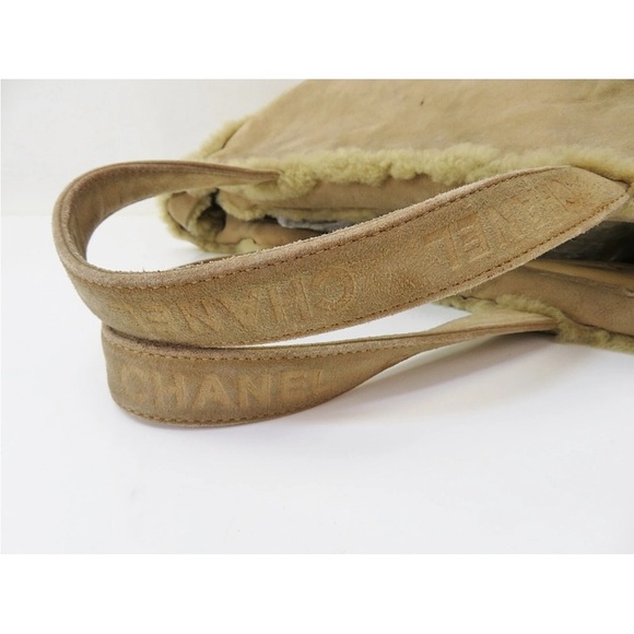 CHANEL Beige Shearling Tote - Picture 6 of 16